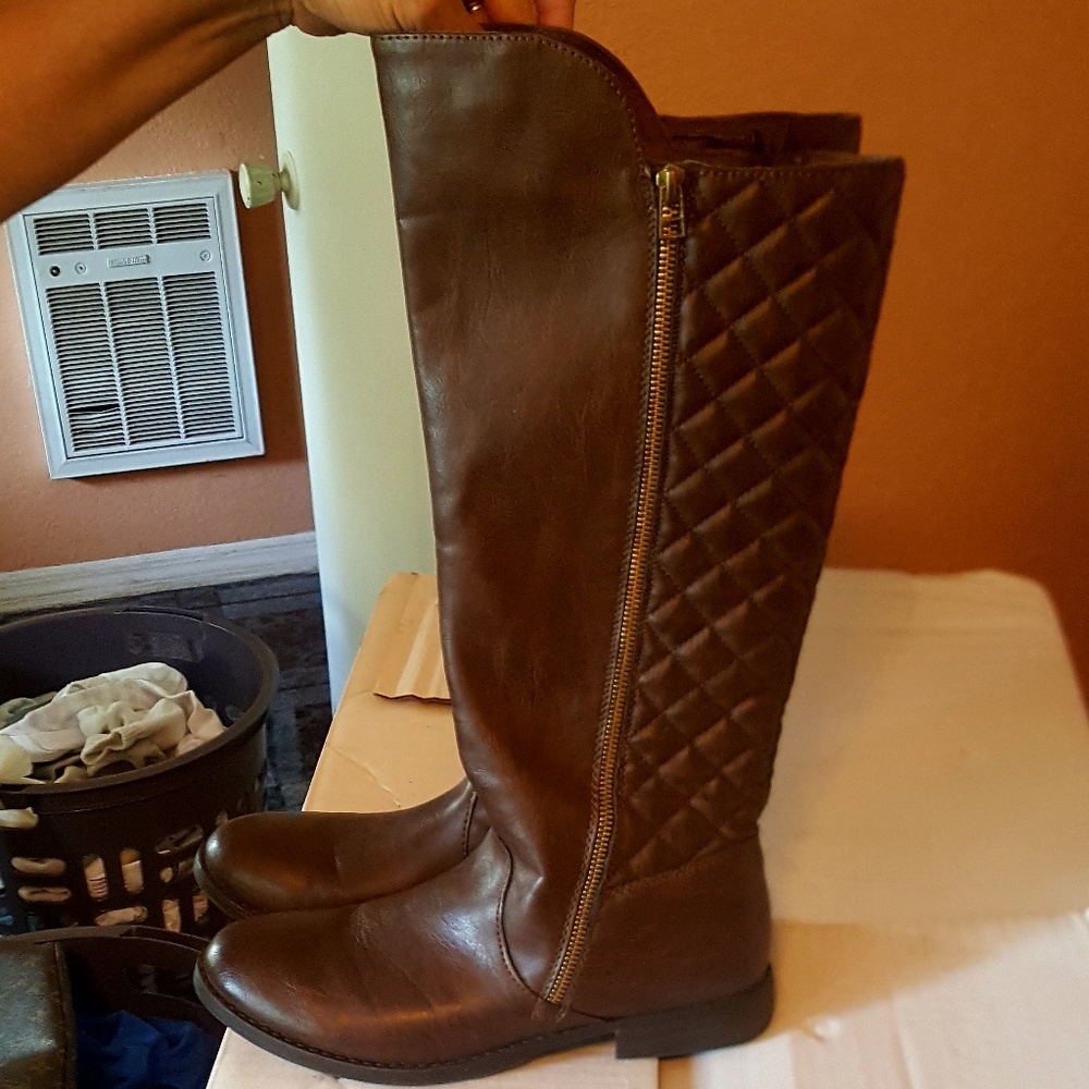 Boots - Picture 3 of 7